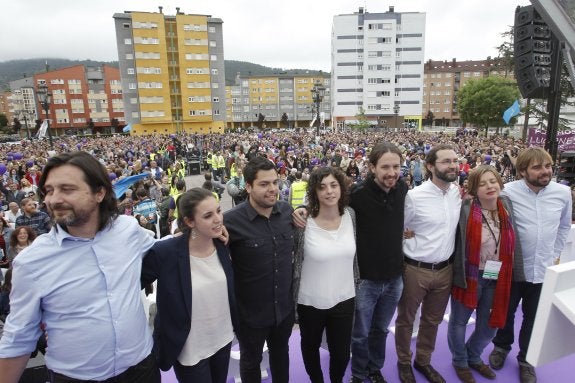 Rafa Mayoral, Irene Montero, Rubén Rosón, Tania González, Pablo Iglesias, Emilio León, Ana Taboada y Daniel Ripa, ayer en Oviedo. 