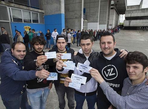 Colas en el Tartiere para adquirir entradas para el partido del domingo. 