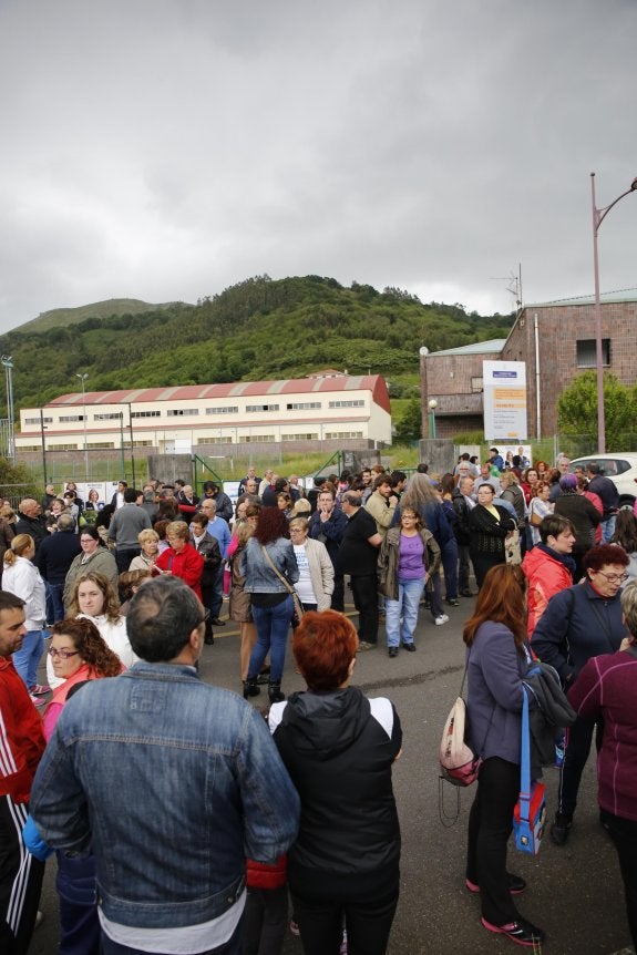 La concentración, ayer, ante las piscinas de Riaño. 