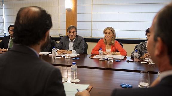 Cristina Coto, con Francisco Álvarez-Cascos, hoy, durante una reunión de Foro con miembros de la Federación Asturiana de Empresarios.