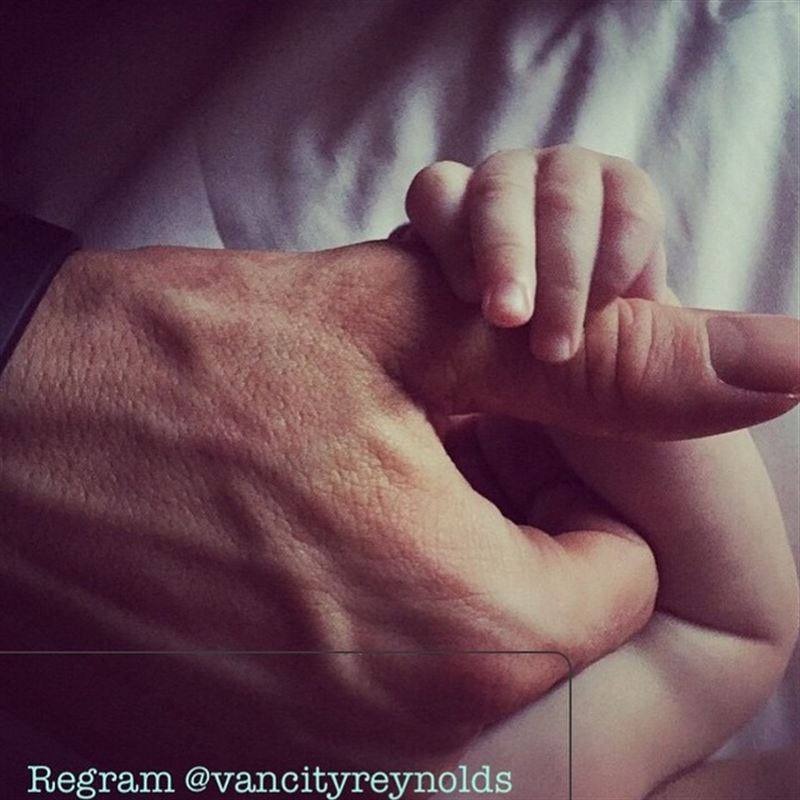 Blake Lively y Ryan Reynolds presumen de bebé en Instagram