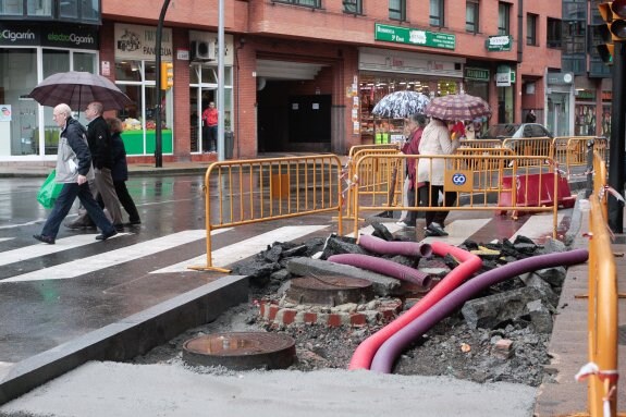 Tramo en obras en la avenida de El Llano. :