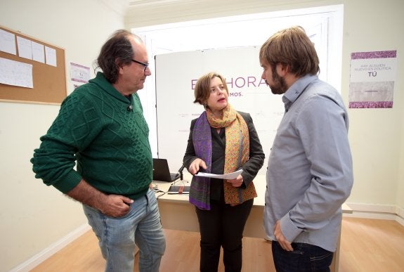 Mario Suárez del Fueyo (Xixón Sí Puede), Ana Taboada (Somos) y Daniel Ripa (Podemos), ayer, en Oviedo. 