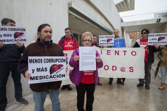 Protesta de enfermos de hepatitis C, ayer, en Oviedo. 