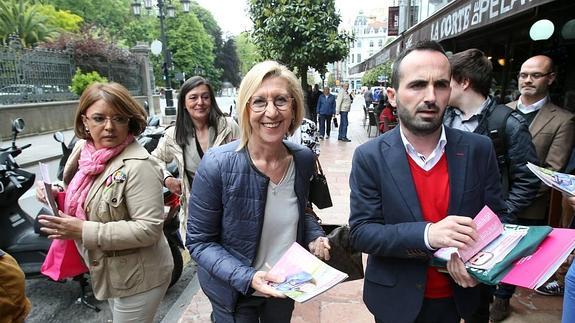 La portavoz de Unión Progreso y Democracia (UPyD), Rosa Díez, acompañada del candidato de la formación magenta a la Presidencia del Principado, Adán Fernández 