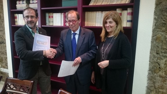 Juan Carlos Fernández y Mar García Díaz hacen entrega al notario de su programa electoral. 