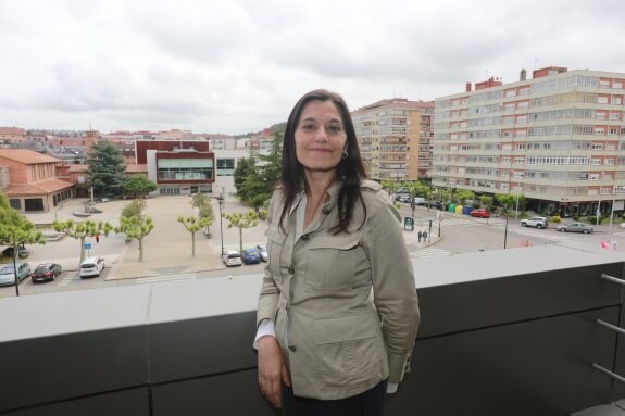 Yasmina Triguero sonríe en el balcón del Ayuntamiento. 