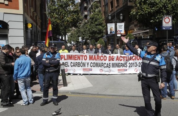 Concentración de delegados sindicales en la calle de acceso a la sede regional del PP, en Oviedo. 
