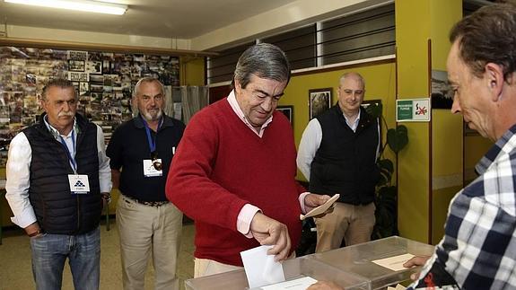 Francisco Álvarez-Cascos en el colegio Ramón Muñoz de Luarca