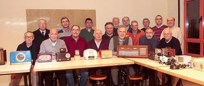 Algunos de los miembros del Club Audión, en una de sus reuniones de los viernes en la biblioteca de La Arena. 