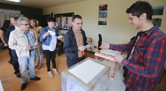 Iván Fernández, en el momento de depositar su voto. 