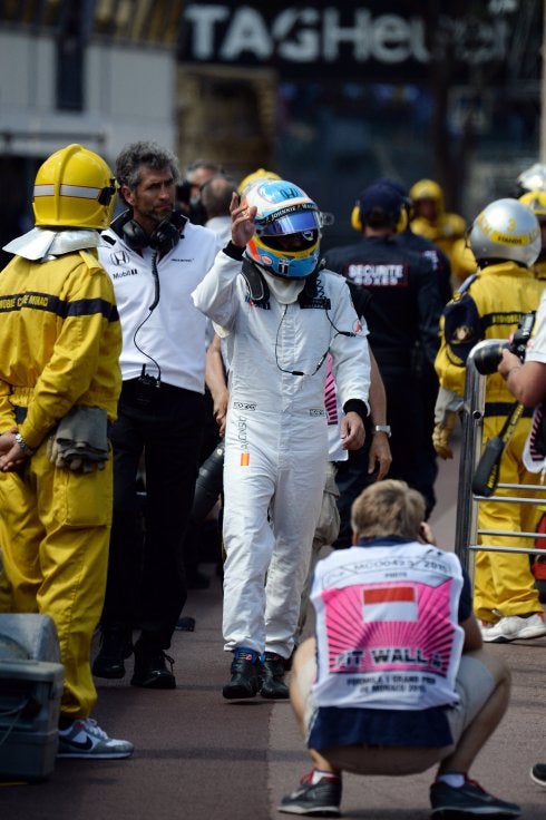 Alonso saluda tras sufrir otro abandono. 