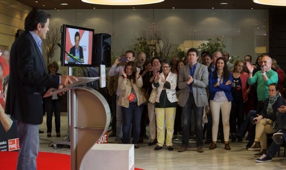 Javier Fernández se dirige a los presentes en el cuartel general socialista, en la noche del domingo, tras conocerse el resultado. 