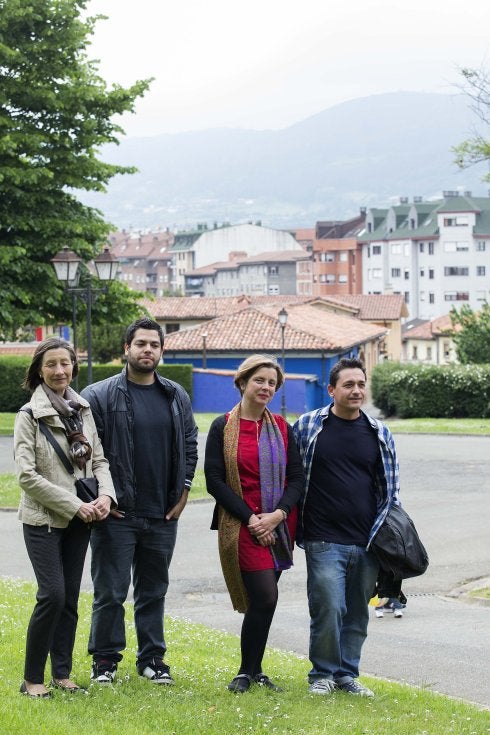Los ediles electos de Somos Mercedes Fernández, Rubén Rosón, Ana Taboada y Fernando Villacampa, ayer, en el parque de Fozaneldi. 