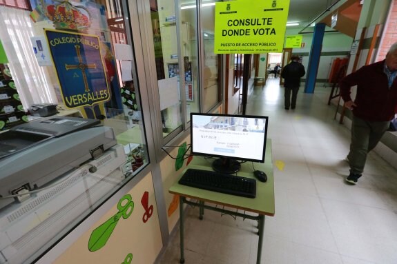 Un monitor informativo a la entrada de un colegio electoral el pasado domingo. 