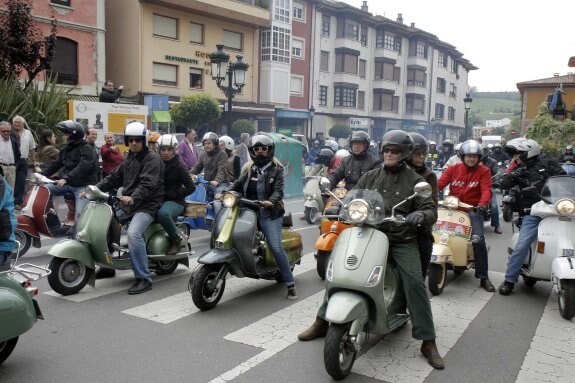 Salida de una pasada edición de la Subida al Fitu en Vespa. 