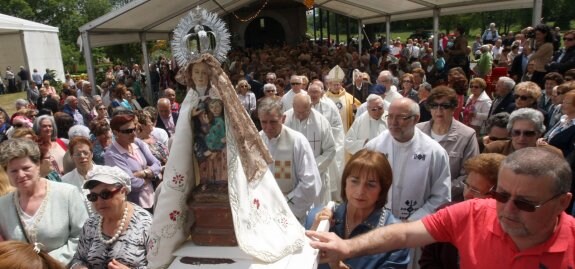 La procesión de ayer con la imagen de la Virgen de la Cabeza, de Meres, portada por los fieles. 