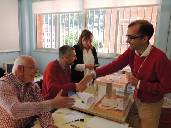 El cabeza de lista del PSOE en Cangas del Narcea, José Víctor Rodríguez, saluda a los responsables de la mesa electoral en la que el domingo ejerció su derecho al voto. 