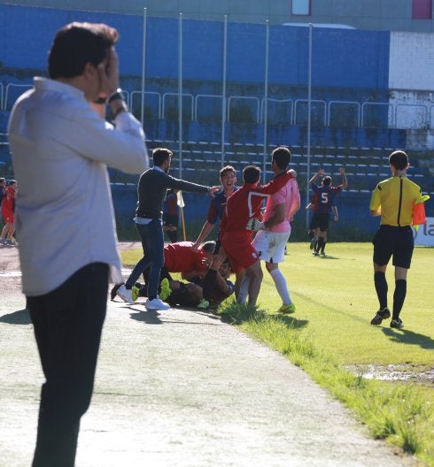 Los eldenses celebran un gol. Barla no quiere ni mirar. 