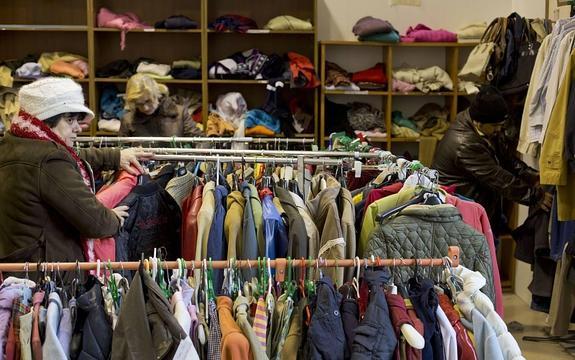 Local de Cáritas que vende ropa a bajos precios para personas sin recursos.