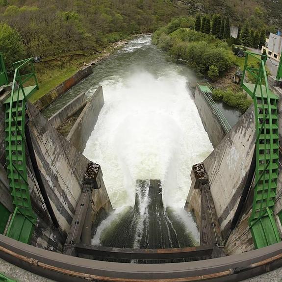 El caudal cae con fuerza en la presa del embalse de Rioseco.