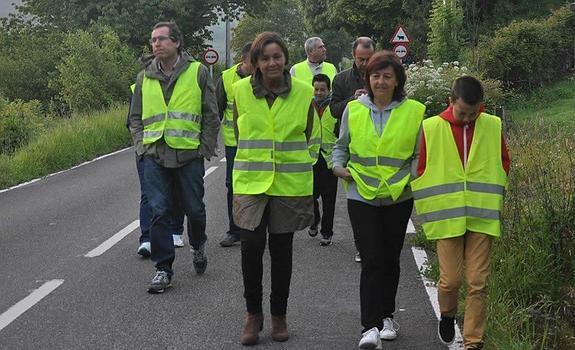 Carmen Moriyón mantuvo ayer su rutina y acompañó al niño de Fano a clase. Detrás, Couto. 