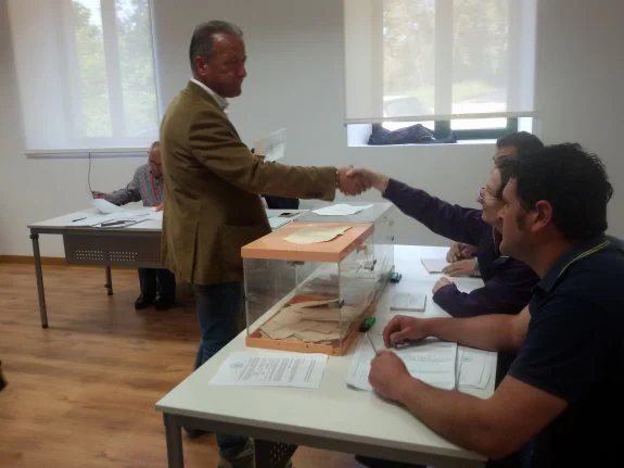 Felgueres saluda a la mesa electoral antes de votar. 