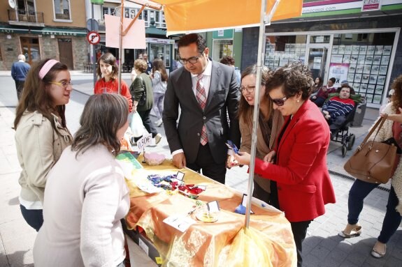 La alcaldesa de Langreo visitó ayer el mercado solidario. 