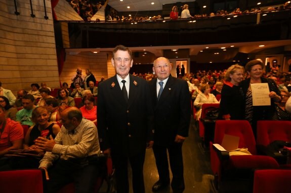 José María Lorenzo y Luis Rodríguez, ayer antes del inicio del acto en la Casa de Cultura. 