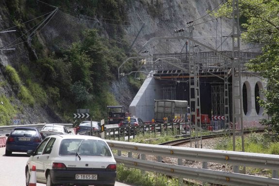 Los operarios esperan a que haya una orden de Delegación de Gobierno para comenzar a hormigonar el techo del falso túnel de Arobes, en la N-634. 