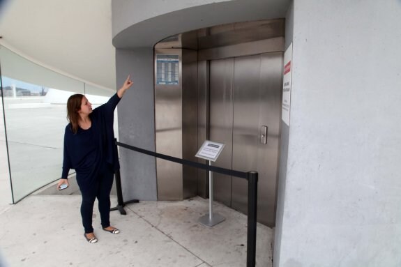 Laura Martínez, gestora de la hostelería del Niemeyer, muestra el ascensor averiado.