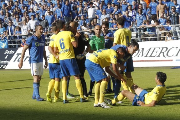 Aulestia trata de retirar a Garrido (6) de la pelea tras agredir el centrocampista cadista a Diego Cervero (a la izquierda).