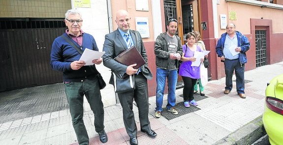 Representantes vecinales y afectados, ante el Registro. 