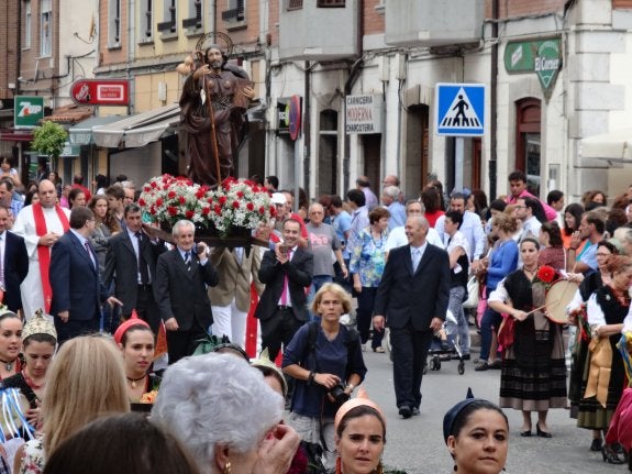 Las andas con la imagen de Santiago a su paso por las calles de Posada en la fiesta del año pasado. 