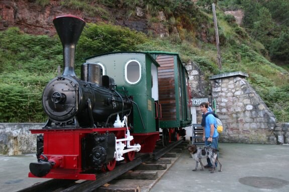 La Oficina de Turismo está ubicada en el interior de la locomotora Rojillín, situada a los pies de Pinos Altos en Salinas. 