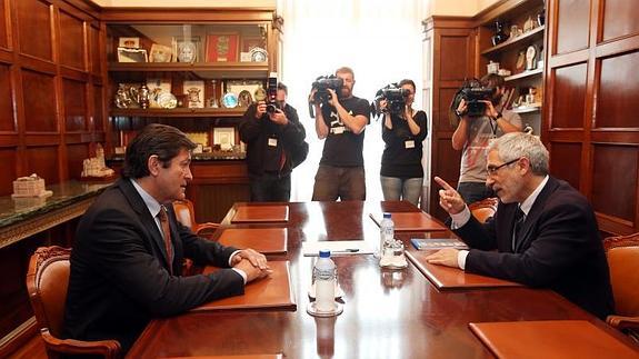 Javier Fernández y Gaspar Llamazares, durante la reunión que mantuvieron hoy en Oviedo.