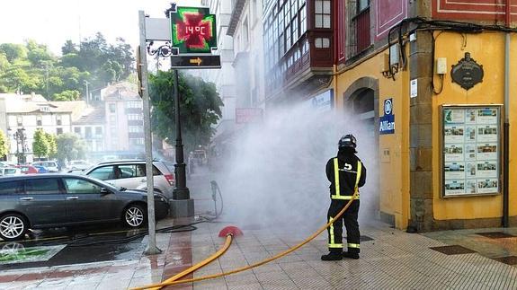 Los bomberos controlan una fuga de gas en Ribadesella