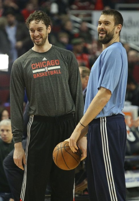 Pau y Marc Gasol sonríen antes de un enfrentamiento en la cancha de los Bulls de Chicago. 