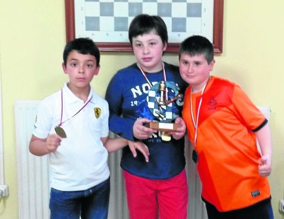 Álvaro Puebla, Eduardo Castro y Álvaro González, ganadores del Torneo Infantil de Primavera. 