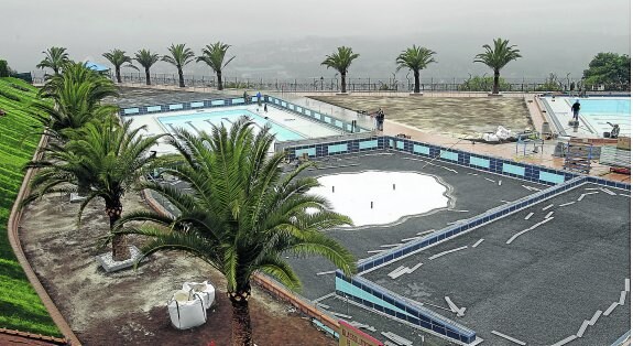 Las tres piscinas exteriores estarán terminadas a finales de este mes. 