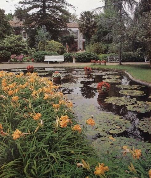 Jardines del palacio del conde de la Vega delSella. 