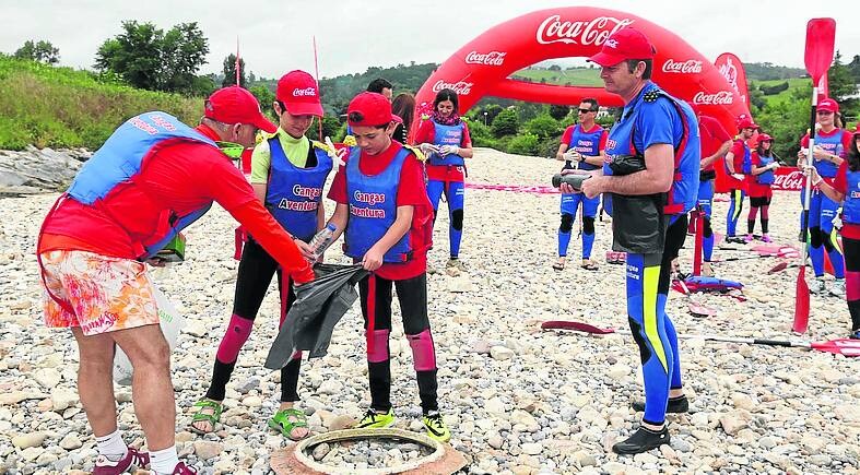 El CODIS y Coca Cola recogen 100 kilos de basura en el cauce del Sella
