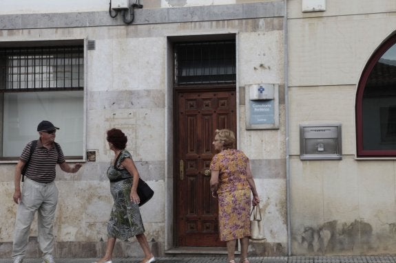 Usuarios frente al consultorio de salud de la villa de Lastres. 