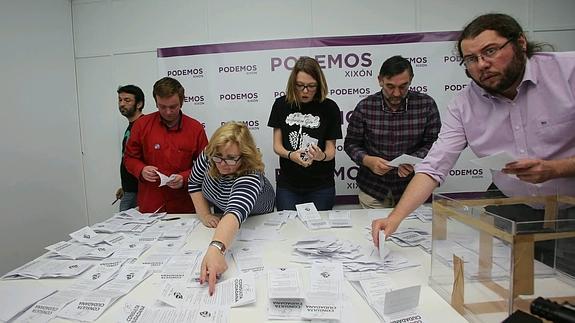 Recuento de los votos en la sede de Podemos de Gijón.