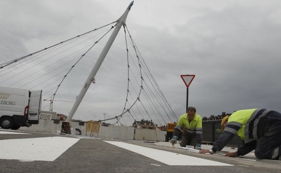 Operarios trabajan en la delimitación del paso de cebra. 