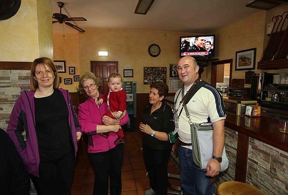 Juan Carlos Expósito Guerra, el vendedor del cupón, esta mañana en una sidrería. 