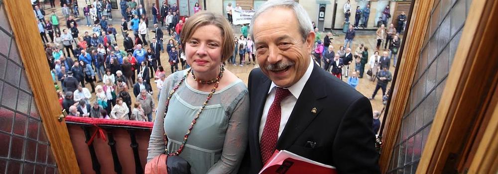 Wenceslao López y Ana Taboada saludan desde el balcón del Ayuntamiento tras la elección del primero como alcalde.