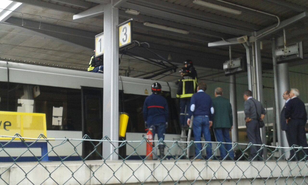 Los bomberos intervienen en la estación de Gijón.