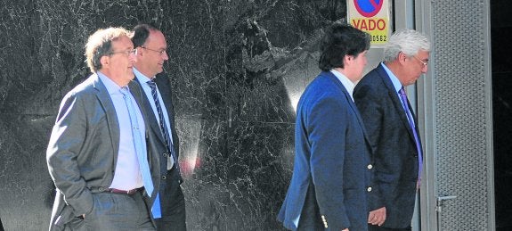 Juan Miguel Pérez, a la izquierda, junto a otros representantes de la UTE Dique Torres a su llegada a la Audiencia Nacional. 
