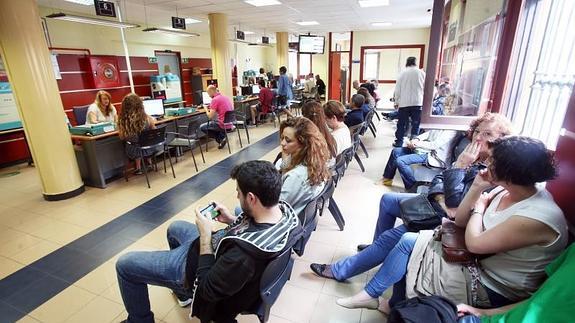 La sala de espera, ayer, para sacar el nuevo documento, después de que el jueves estuviera cerrada para adaptar el sistema.